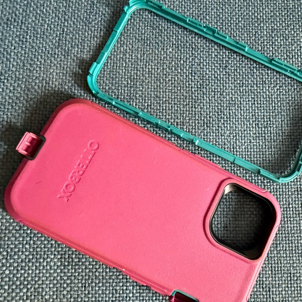 OtterBox iPhonee 14 and iPhone 13 Defender Series Case